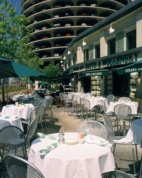 Smith & Wollensky patio. Photo by Steven Dahlman (2007).